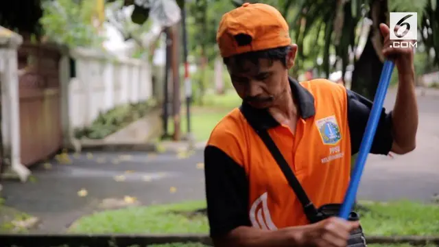 Keberadaan pasukan oranye atau Petugas Prasarana dan Sarana Umum (PPSU) sangat membantu warga DKI Jakarta dari menyapu jalanan hinggi membersihkan lingkungan warga sesudah terjadinya banjir