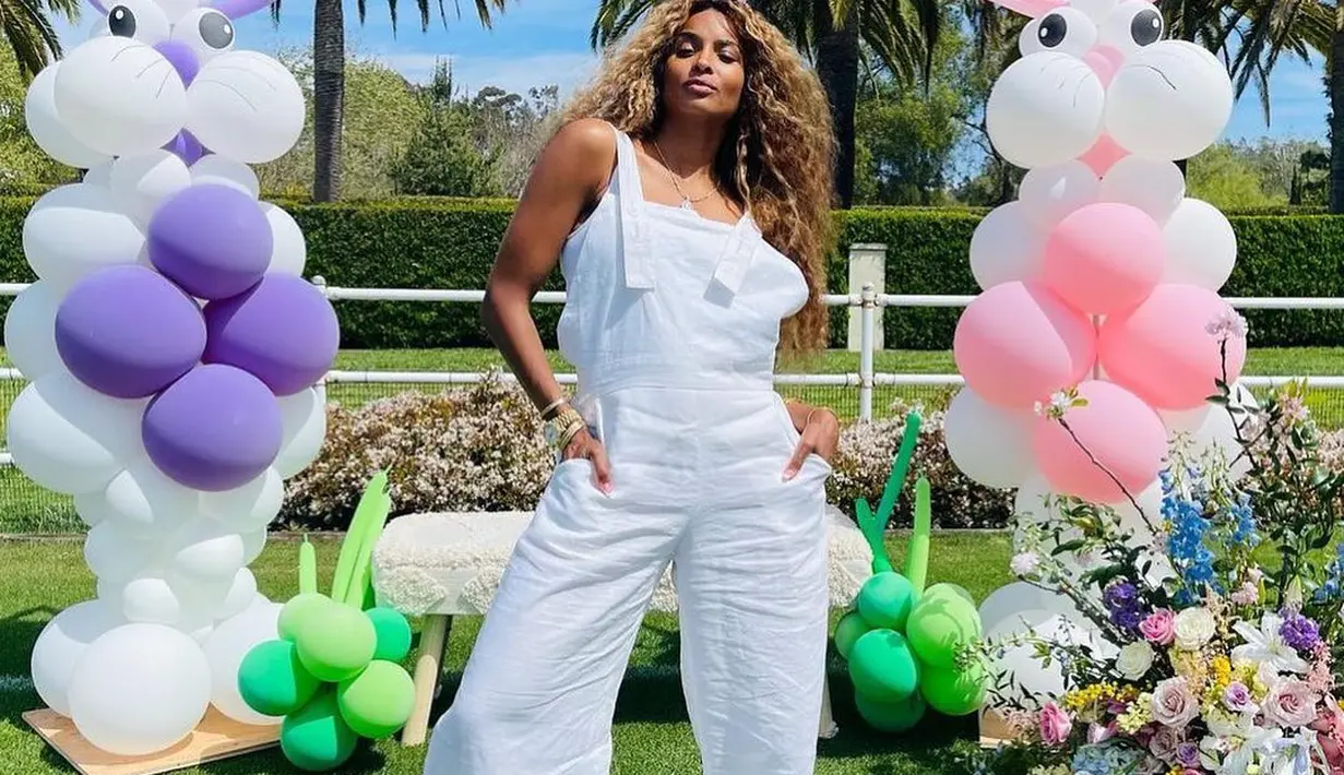 Ciara juga merayakan Paskah dengan tampilan menggemaskan. Ia mengenakan benetton jumpsuit putih dengan bando telinga kelinci yang manis. Ciara tampak berpose di tengah taman yang telah didekorasi dengan balon dan bunga berwarna-warni. Foto: Instagram.