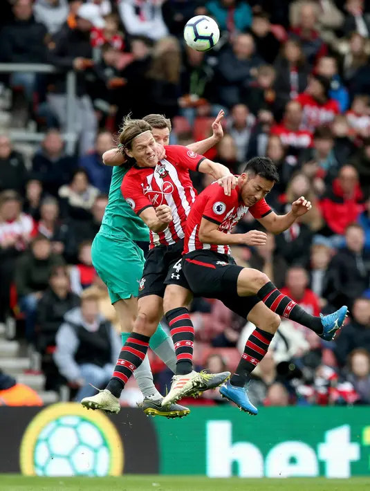 Pemain Tottenham Hotspur Jan Vertonghen (belakang) berebut bola dengan pemain Southampton Jannik Vestergaard Southampton dan Maya Yoshida dalam lanjutan Liga Inggris pekan ke-30 di St Mary's Stadium, Southampton, Sabtu (9/3). (Andrew Matthews/PA via AP)
