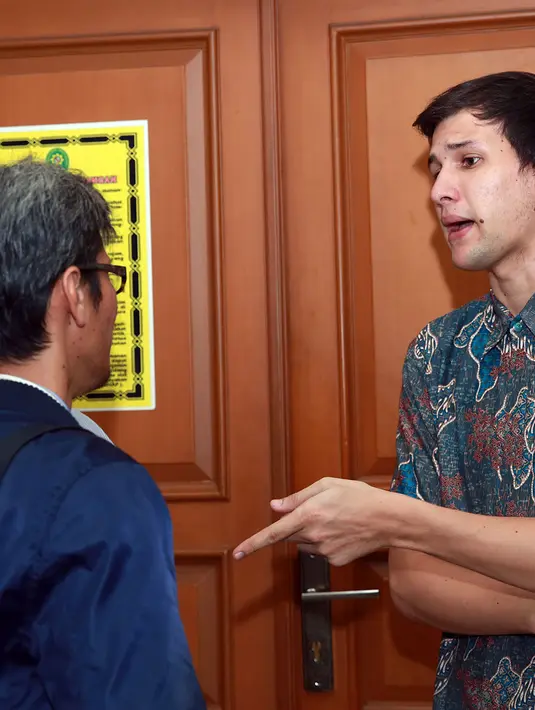 Stuart Collin mengenakan kemeja batik berkaca mata hitam datang lebih dulu di Pengadilan Agama.(Deki Prayoga/Bintang.com)