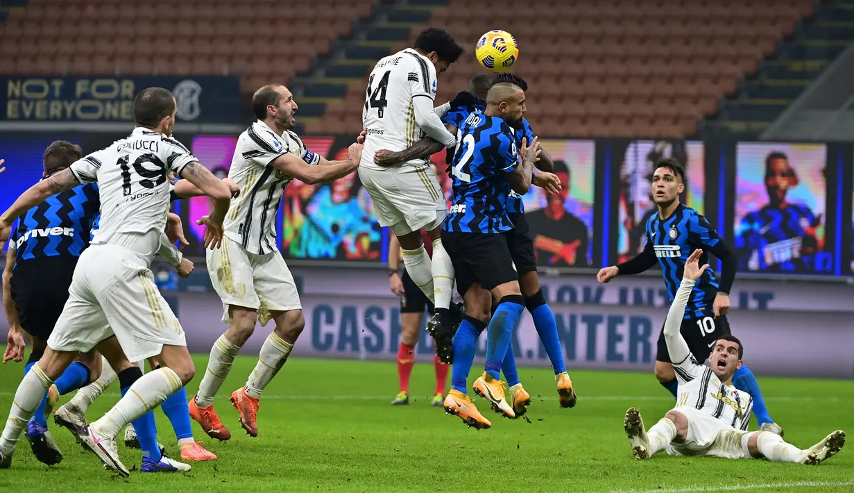 Gelandang Juventus, Weston McKennie (tengah) menanduk bola ke gawang Inter Milan dalam laga lanjutan Liga Italia Serie A 2020/21 pekan ke-18 di San Siro Stadium, Minggu (17/1/2021). Juventus kalah 0-2 dari Inter Milan. (AFP/Miguel Medina)