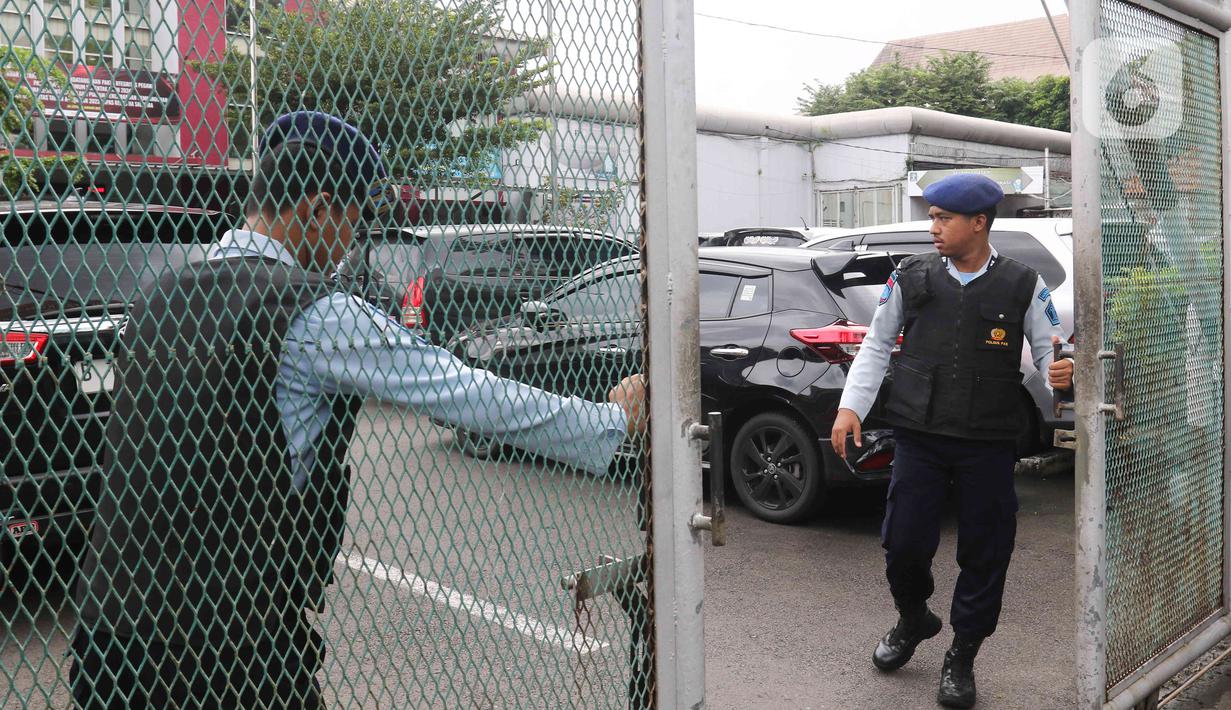Petugas Lembaga Pemasyarakatan (Lapas) berjaga di depan gerbang untuk pengamanan pemindahan terpidana kasus pembunuhan berencana terhadap Nofriyansyah Yosua Hutabarat di Lapas Kelas II A Salemba, Jakarta, Senin (27/2/2023). Pemindahan Bharada Eliezer dalam rangka menjalani eksekusi atas putusan Majelis Hakim Pengadilan Negeri Jakarta Selatan dengan pidana penjara selama satu tahun enam bulan. (Liputan6.com/Herman Zakharia)