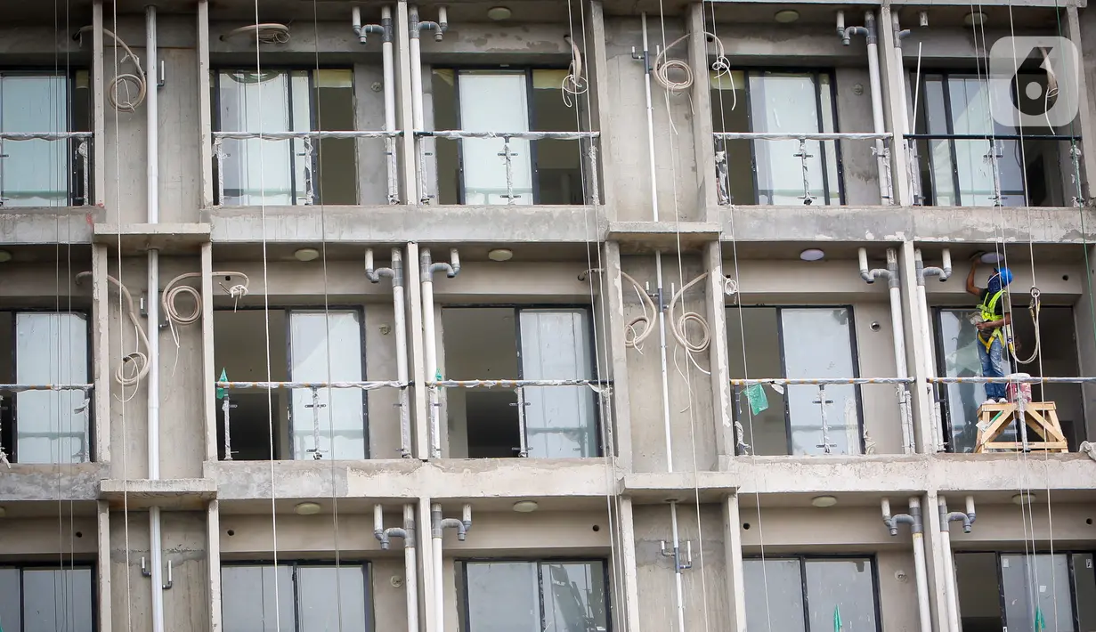 Pekerja menyelesaikan proyek pembangunan apartemen di kawasan Tangerang Selatan, Rabu (25/11/2020). Ekspektasi investor untuk berinvestasi di apartemen berkurang disebabkan turunnya harga sewa apartemen dan stagnansi harga jual. (Liputan6.com/Angga Yuniar)