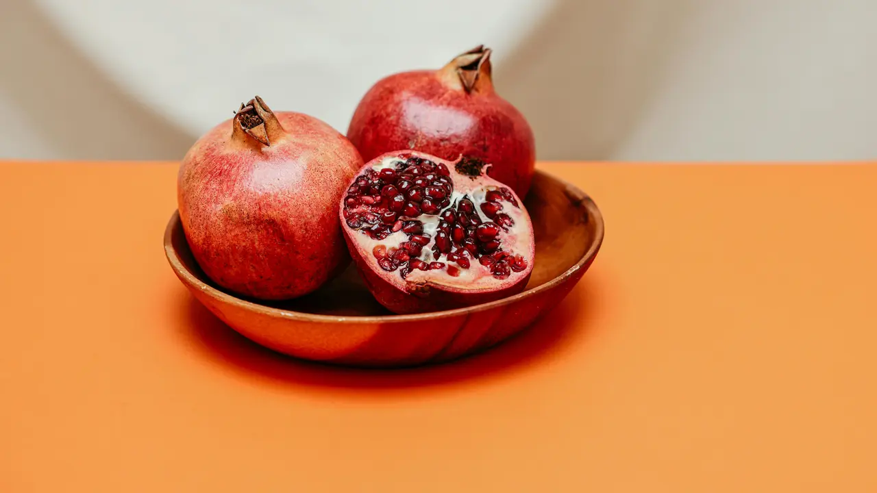 Buah Delima//copyright pexels/Cup of Couple
