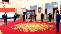 Presiden Joko Widodo atau Jokowi melantik Purbaya Yudhi Sadewa sebagai Ketua Dewan Komisioner LPS. (foto: Youtube Sekretariat Presiden)