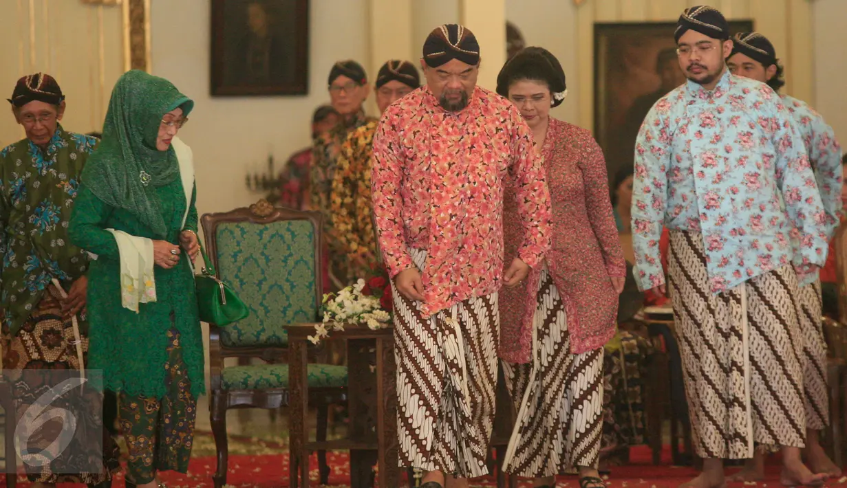 KGPAA Paku Alam X (tengah) memasuki bangsal Sewotomo pada upacara Tingalan Dalem PA X di Puro pakualaman, Yogyakarta, Selasa (26/4). Tingalan dalem merupakan upacara peringatan Hari Ulang tahun Paku Alam X ke 55 Tahun. (Boy Harjanto)