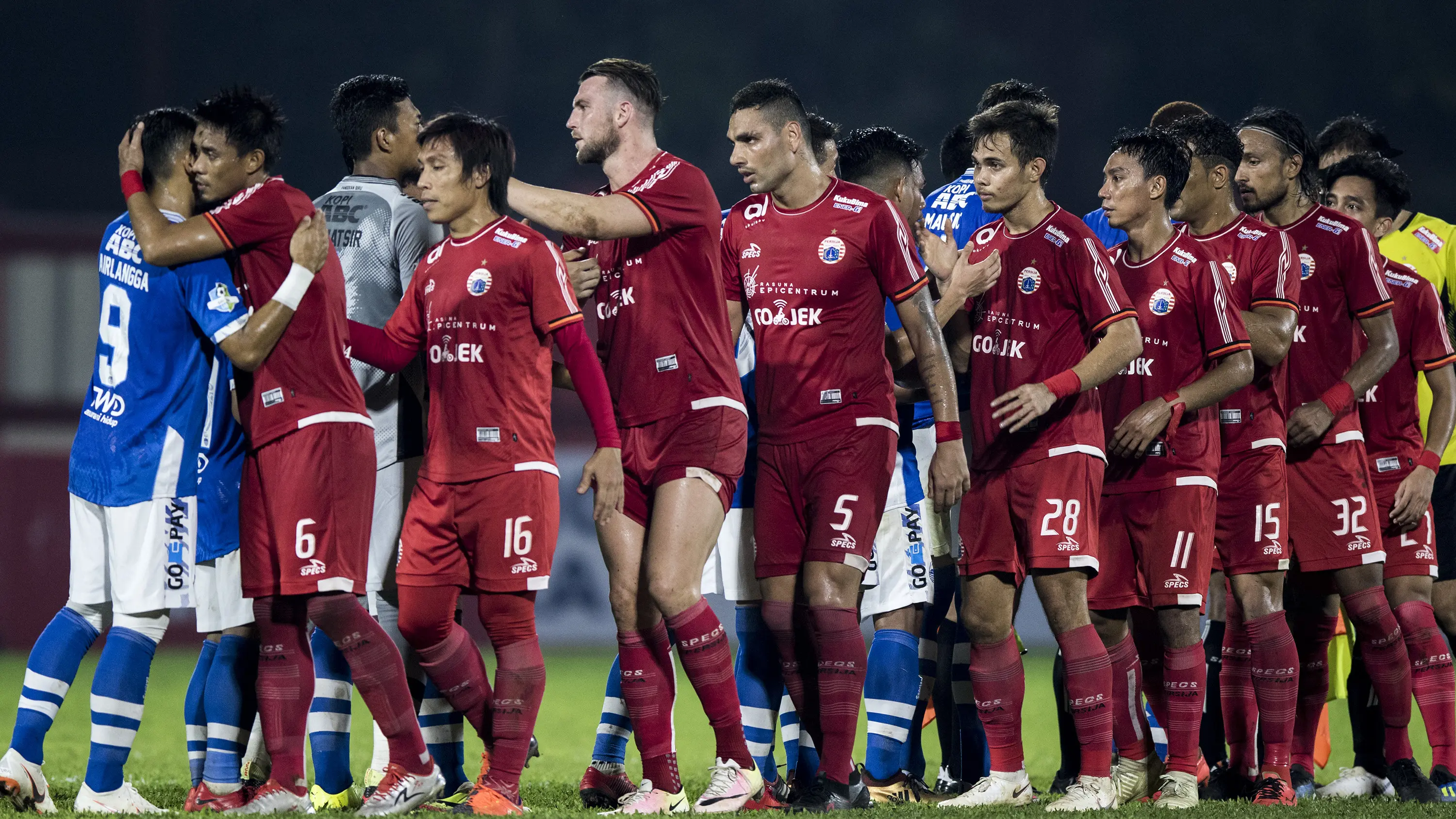 Para pemain Persija Jakarta bersalaman dengan pemain Persib Bandung usai laga Liga 1 di Stadion PTIK, Jakarta, Sabtu (30/6/2018). Persija menang 1-0 atas Persib. (Bola.com/Vitalis Yogi Trisna)