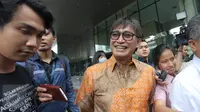 Senyum Andi Zulkarnain Mallarangeng alias Choel Mallarangeng saat akan meninggalkan Gedung KPK, Jakarta, Kamis (1/12). Choel diperiksa sebagai tersangka kasus dugaan korupsi proyek P2SON di Hambalang pada 2010-2012. (Liputan6.com/Helmi Afandi)
