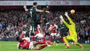 Pemain Liverpool, Mohamed Salah, berusaha mencetak gol ke gawang Arsenal pada laga Liga Inggris di Stadion Emirates, Minggu 27 Oktober 2024. (AP Photo/Alastair Grant)