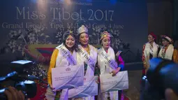 Tiga besar Finalis Miss Tibet 2017 berpose bersama di Dharmsala, India, Minggu (4/6). Kontes tersebut menghadapi kontroversi dari anggota konservatif komunitas Tibet dan feminis. (Foto AP / Ashwini Bhatia)
