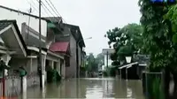 Banjir yang merendam pemukiman penduduk di Cipinang Melayu ini akibat meluapnya Kali Sunter.