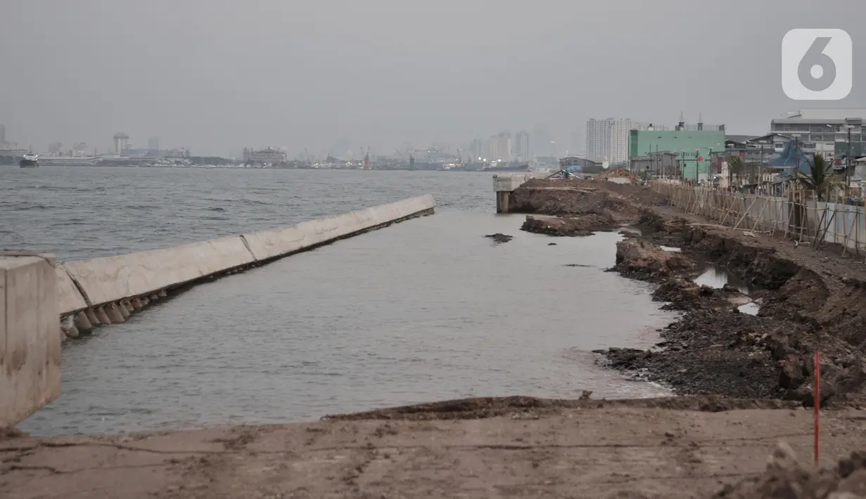 Kondisi tanggul laut National Capital Integrated Coastal Development (NCICD) dan permukaan tanah yang  jebol di Pelabuhan Muara Baru, Jakarta, Rabu (4/12/2019). Menurut saksi mata, tanggul laut tersebut jebol secara perlahan sejak Selasa (3/12/2019) sore. (merdeka.com/Iqbal S Nugroho)