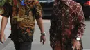 Ketua Komisi Yudisial (KY) Jaja Ahmad Jayus (kanan) mendatangi Gedung KPK, Jakarta, Jumat (13/7). Kedatangan Jaja kali ini terkait kepentingan perpanjangan nota kesepahaman antara KPK dengan KY soal perilaku Hakim. (Merdeka.com/Dwi Narwoko)