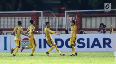 Pemain Bhayangkara FC, M Hargianto (kanan) merayakan gol ke gawang Mitra Kukar pada lanjutan Go-Jek Liga 1 Indonesia 2018 bersama Bukalapak di Stadion PTIK Jakarta, Kamis (17/5). Babak pertama Bhayangkara FC unggul 1-0. (Liputan6.com/Helmi Fithriansyah)