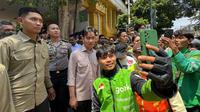 Wakil Presiden Gibran Rakabuming Raka menyapa warga dan pengemudi ojek online (ojol) serta membagikan sembako di kawasan Stasiun Gondangdia, Jakarta Pusat.