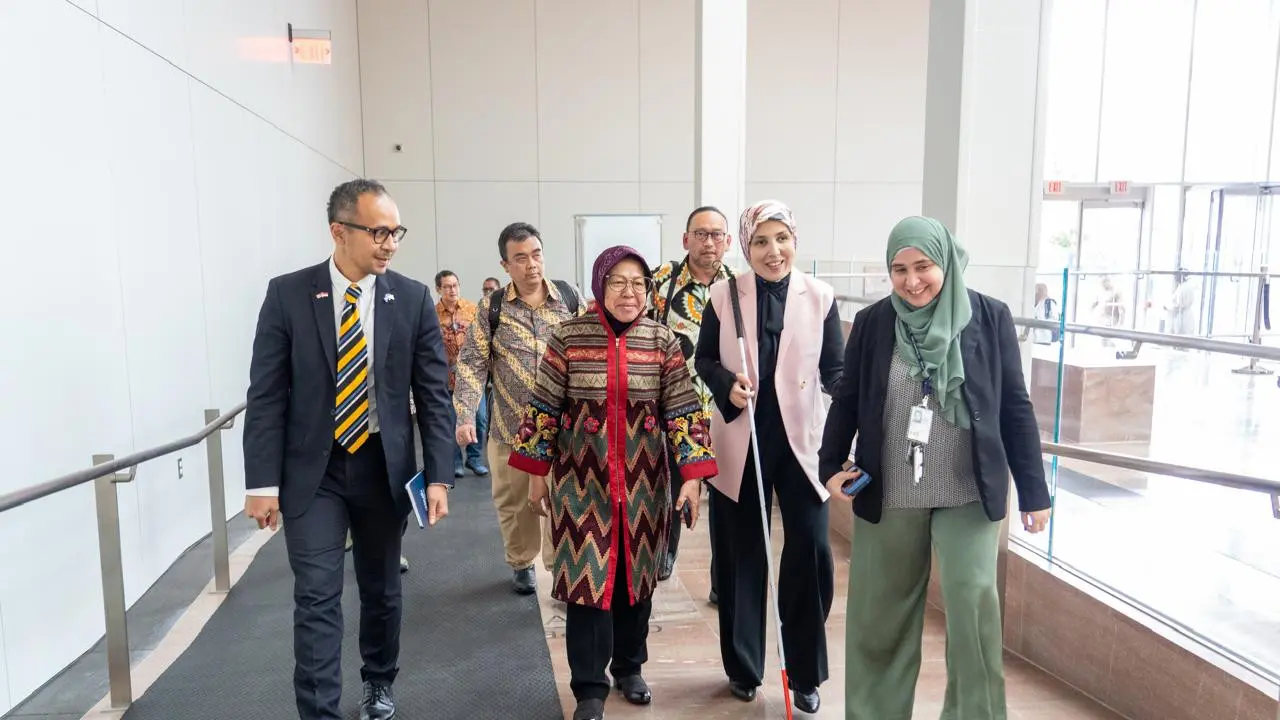 Sara Minkara, Penasihat Khusus Presiden Amerika Serikat untuk Bidang Hak Disabilitas Internasional, menyambut Mensos Risma yang didampingi Wakil Dubes RI di Washington DC I.B.M. Sade Bimantara beserta rombongan di Gedung Harry S. Truman.