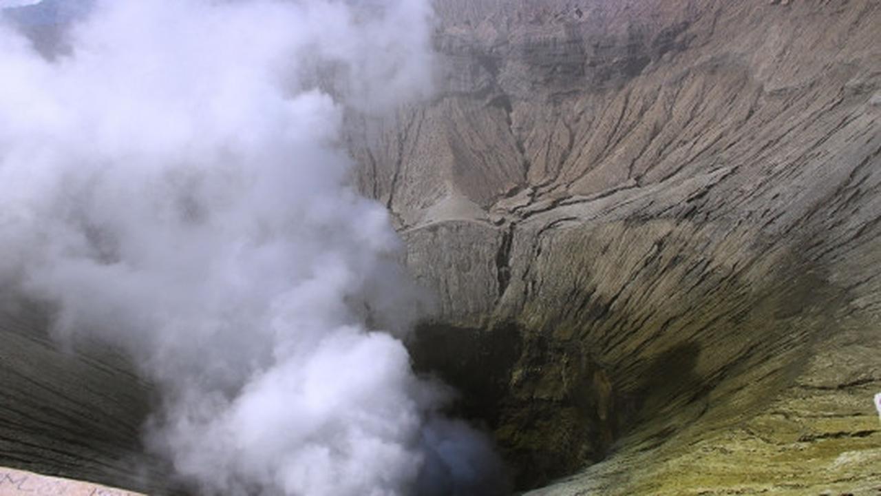 Melihat pesona kawah Gunung Bromo lebih dekat