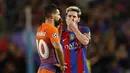 Bintang Barcelona, Lionel Messi berbisik dengan pemain Manchester City, Sergio Aguero pada laga Liga Champions grup C di Stadion Nou Camp, (19/10/2016). (Action Images via Reuters/John Sibley)
