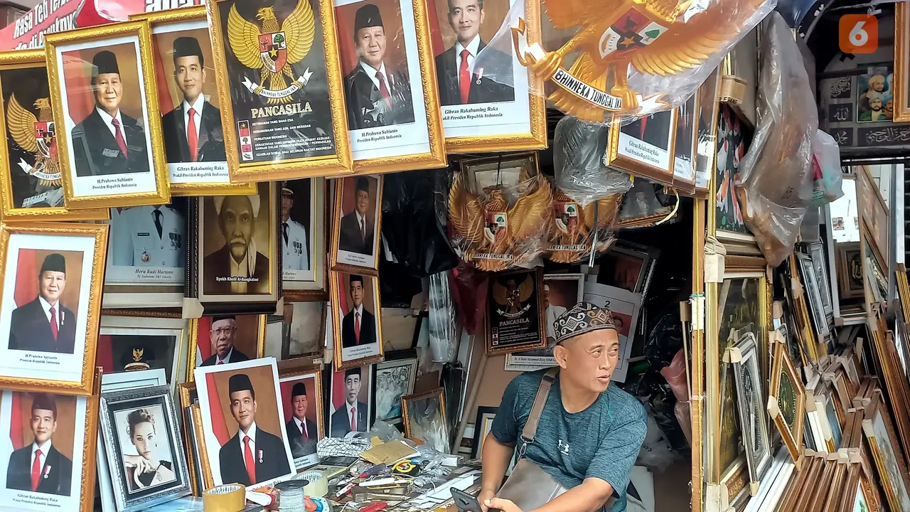 Penjual foto resmi Presiden dan Wakil Presden di Pasar Baru Jakarta