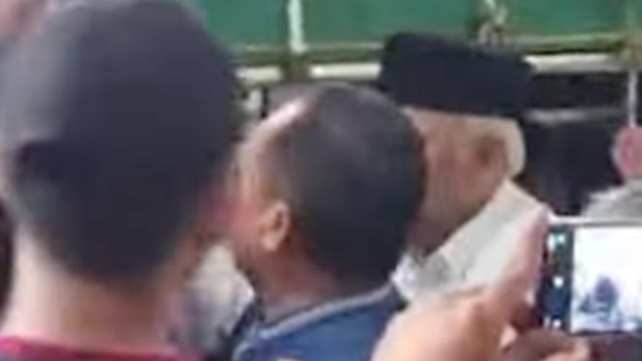 Momen Menteri PUPR Basuki Ikut Gotong Keranda Jenazah Rizal Ramli