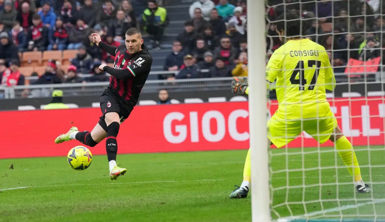 Pemain AC Milan Ante Rebic mencetak gol yang kemudian dianulir saat melawan Sassuolo pada pertandingan sepak bola Liga Italia di Stadion San Siro, Milan, Italia, 29 Januari 2023. AC Milan dipermalukan 2-5 oleh Sassuolo. (AP Photo/Antonio Calanni)