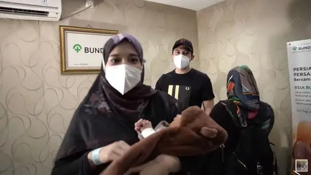 Disambut Keluarga, Ini 7 Momen Zaskia Sungkar Pulang ke Rumah Pasca Melahirkan