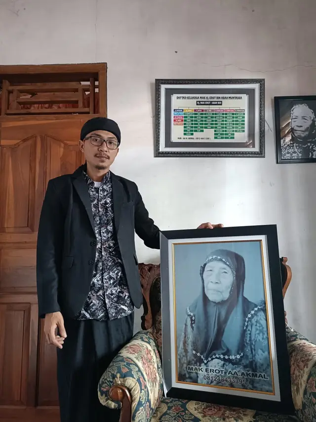 Akmal, Cucu asli Mak Erot