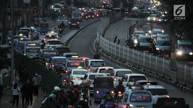 Semrawut Lalu Lintas di depan Stasiun Jatinegara