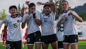 Selebrasi para pemain Timnas Indonesia Putri usai mengalahkan Singapura dengan skor 3-1 dalam lanjutan SEA Games 2025 di IPE Chonburi Stadium, Minggu (7/12/2025). (Dok. PSSI)