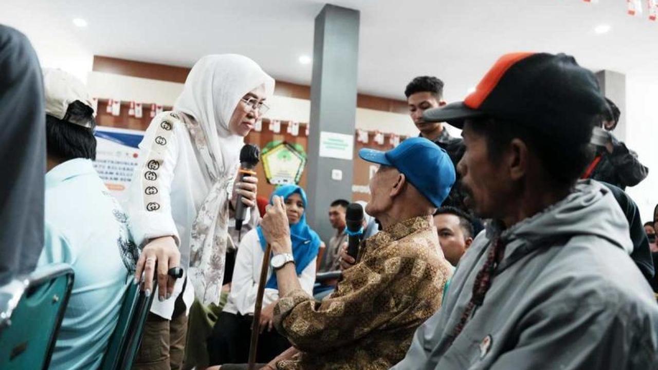 Bansos Gowa: Kisah Dedi Tuna Netra dan 88 Keluarga Terima KKS PKH di Dataran Tinggi, Ini Pesan Bupati
