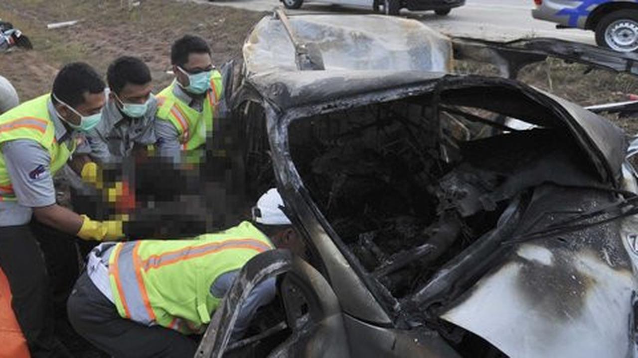 Evakuasi korban tewas kecelakaan maut di Tol Cipali