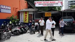 Salah satu kios yang masih berdiri di sentra kuliner tradisional Jalan Lapangan Tembak, Senayan, Jakarta Pusat, Selasa (28/2). Sejauh ini pedagang lapo tersebut belum mendapatkan lokasi baru sebagai penggantinya. (Liputan6.com/JohanTallo)