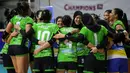 Para pemain Jakarta Mandiri Popsivo Polwan merayakan kemenangan atas Jakarta Pertamina Fastron saat perebutan tempat ketiga grand final PLN Mobile Proliga 2022 di Padepokan Voli Jenderal Polisi Kunarto, Sentul, Sabtu (26/03/2022). (Bola.com/Bagaskara Lazuardi)