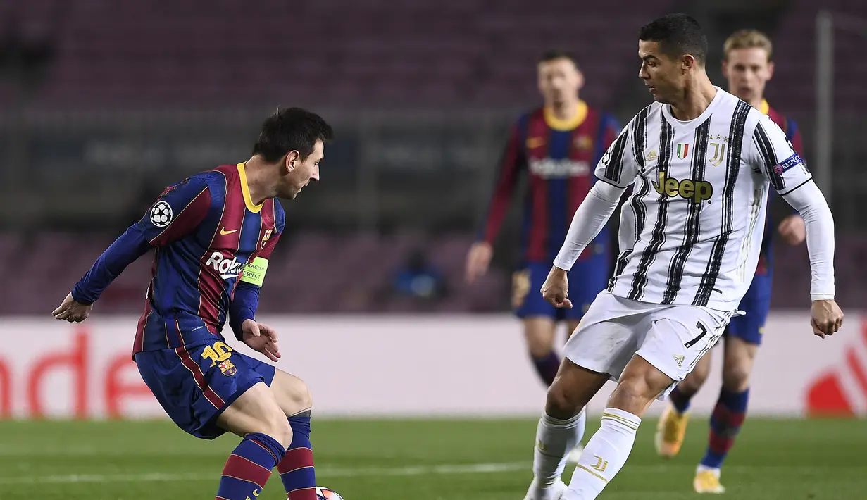 Striker Juventus, Cristiano Ronaldo, berebut bola dengan penyerang Barcelona, Lionel Messi, pada laga matchday terakhir Grup G Liga Champions di Camp Nou Stadium, Rabu (9/12/2020) dini hari WIB. Juventus menang 3-0 atas Barcelona. (AFP/Josep Lago)