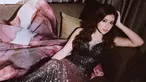 Penyanyi jebolan ajang Indonesia Idol, Brisia Jodie baru-baru ini tampil curi perhatian. Dalam unggahan terbarunya ia tampil menawan dengan sebuah gaun malam saat tampil di atas panggung. (Liputan6.com/IG/brisiajodie96)
