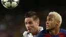 Penyerang Barcelona, Neymar, duel udara dengan bek Celtic, Mikael Lustig. Barca menguasai jalannya laga dengan catatan statistik penguasaan bola mencapai 65 persen. (EPA/Alberto Estevez)