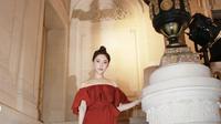 Ia juga tampak elegan berpose di Hôtel Plaza Athénée, Paris, dengan gaun merah oleh Maison Valentino.  [Foto: Instagram/ xxabbyc]