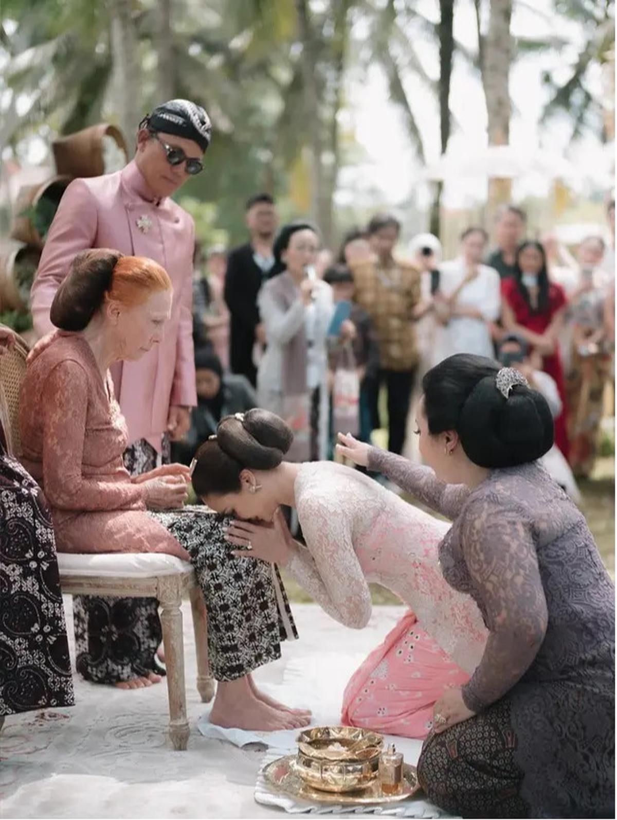 Gaya Cantik Luna Maya saat Prosesi Siraman, Anggun dengan Busana Kebaya Jawa