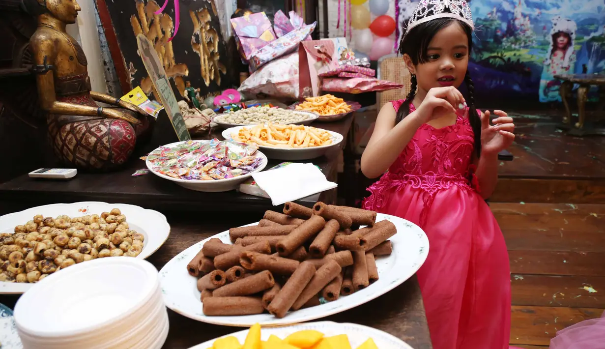 "Saya sendiri aja juga belum ngasih kado. Ini pestanya aja kita EO-in sendiri loh," tandas Ahmad Dhani. (Nurwahyunan/Bintang.com)