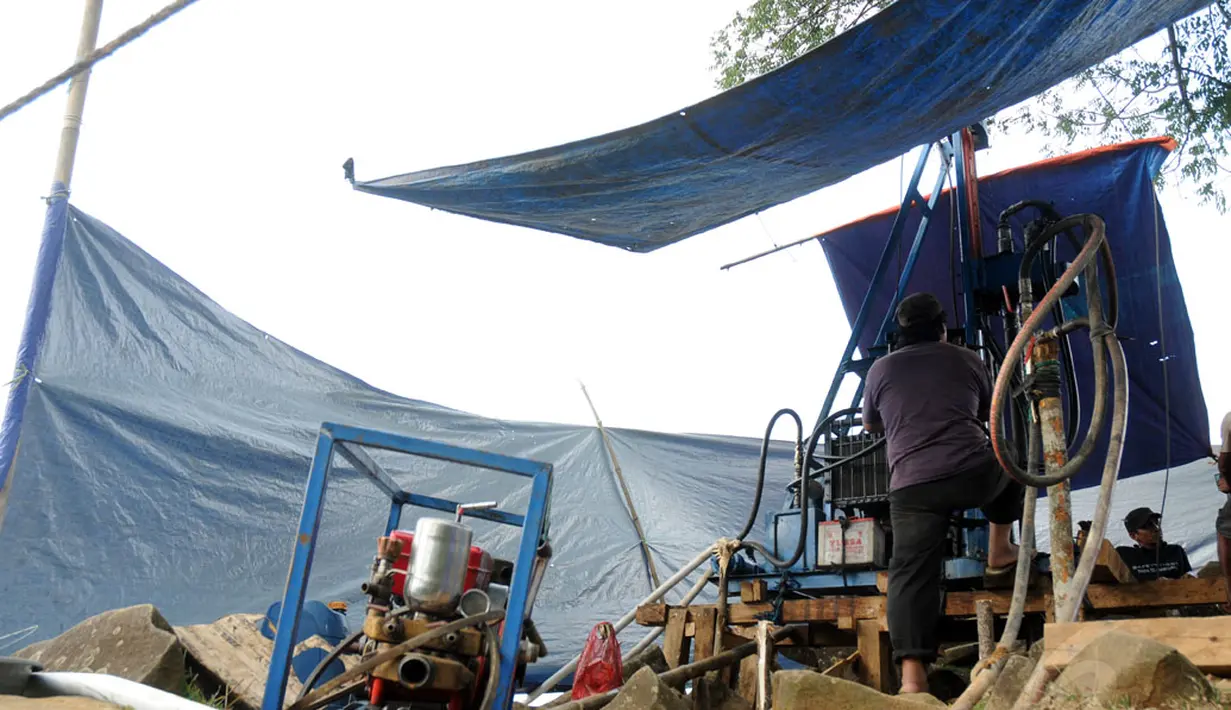 Tim Nasional Penelitian melakukan pengeboran untuk mengetahui kandungan dalam tanah situs megalitikum Gunung Padang, Kampung Cimanggu, Cianjur, Jawa Barat, (19/9/2014). (Liputan6.com/Helmi Fithriansyah)