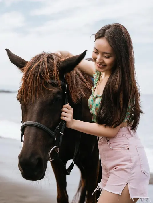 Tampak artis cantik itu mengenakan atasan model crop top tanpa lengan dan hotpant warna pink. Dengan polesan makeup natural pada wajahnya, membuat kecantikan Natasha semakin terpancarkan. (Instagram/natashawilona12)