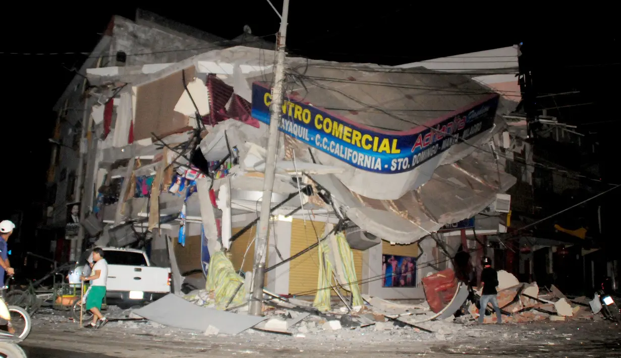  Bangunan ambruk pasca diguncang Gempa berkekuatan 7,8 SR, Kota Manta, Ekuador, Sabtu (16/4). Gempa bumi itu berpusat di lepas pantai Ekuador di kedalaman 10 kilometer. (REUTERS/Paul Ochoa)
