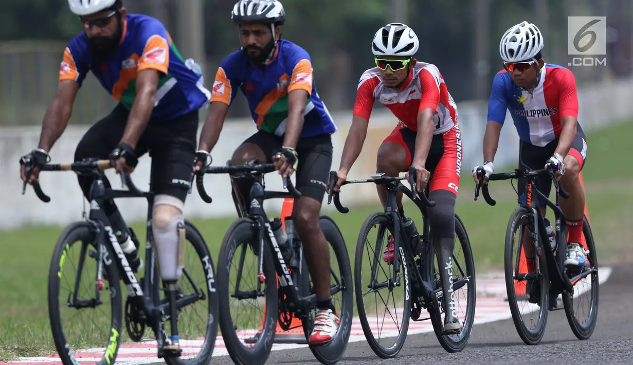 Atlet ParaCycling, M Fadli Immamuddin (ketiga kiri) saat laga di nomor Mens C4 Road Race Asian Para Games 2018 di Sirkuit Sentul Bogor, Selasa (9/10). M Fadli menempati posisi keempat. (Liputan6.com/Helmi Fithriansyah)