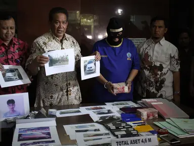 Kepala BNN, Komjen Pol Anang Iskandar menunjukkan tersangka Fit (37) beserta barang bukti kasus pencucian uang hasil bisnis narkotika ke dalam bisnis jual beli kendaraan roda empat di Gedung BNN, Jakarta, Jumat (21/8/2015). (Liputan6.com/Gempur M Surya)