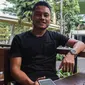 Gelandang Persib Bandung, Dedi Kusnandar, menikmati kopi sore di Ciwalk, Jawa Barat, Sabtu (7/1/2017). Mantan gelandang Sabah FC itu menikmati kopi sambil berbincang-bincang dengan kru Bola.com. (Bola.com/Vitalis Yogi Trisna)