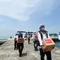 Relawan Indonesia Bersatu membagikan 100 paket sembako untuk warga Kepulauan Seribu. (Istimewa)