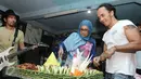 Kaka Slank mendapat potongan tumpeng dari Bunda Iffet saat merayakan ulang tahun di di Potlot, Jakarta Selatan, Jumat (10/3). Tahun 2017 ini, usai Kaka telah mencapai 43 tahun. (Liputan6.com/Herman Zakharia)