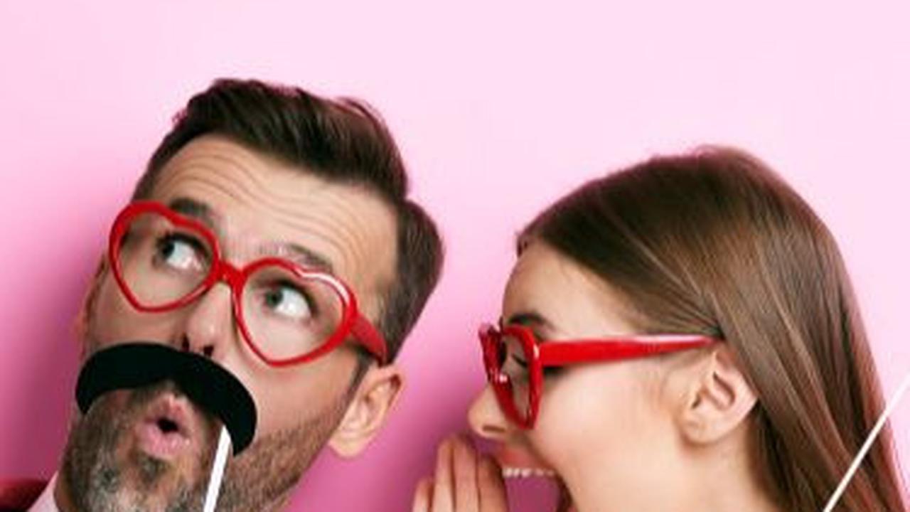 24. "Kesasar itu serasa rugi banget, namun aku nggak merasa rugi karena cintaku sudah kesasar ke hatimu."<br><br>25. "Ada 3 hal yang paling aku sukai di dunia ini, yaitu matahari, bulan dan kamu. Matahari untuk siang hari, bulan untuk malam hari, dan kamu