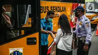 Penumpang menaiki bus sekolah di Kawasan Stasiun Sudirman, Jakarta, Jumat (19/6/2020). Dinas Perhubungan DKI Jakarta telah mengerahkan 50 armada bus sekolah untuk membantu mengurai lonjakan penumpang KRL. (Liputan6.com/Faizal Fanani)