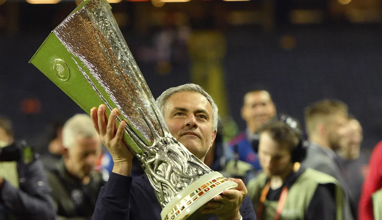 Jose Mourinho dan trofi gelar Piala Europa usai timnya mengalahkan Ajax Amsterdam di Friends Arena, Stockholm, Swedia,(24/5/2017). Musim ini Mourinho telah meraih tiga gelar untuk MU. (AP/Martin Meissner)